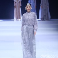 Inilah koleksi terbaru Zeta Prive yang bertemakan The Talking Point di Indonesia Fashion Week 2023. Pemilik Zeta Prive, Trisha Chas menampilkan busana bergaya kontemporer yang merupakan perpaduan gaya klasik dan streetwear. Foto: Mohammad Abduh/Wolipop.