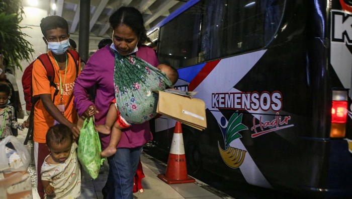 61 WNI Penghuni Kampung Ilegal di Malaysia Dipulangkan Sejumlah Warga Negara Indonesia (WNI) bersiap memasuki bus setibanya dari Malaysia di Terminal 3 Bandara Internasional Soekarno Hatta, Tangerang, Banten, Jumat (24/2/2023) dini hari. Kedutaan Besar Republik Indonesia (KBRI) Kuala Lumpur bekerja sama dengan Konsulat Jenderal Republik Indonesia (KJRI) Johor Baru memulangkan 61 WNI yang ditangkap akibat tinggal secara ilegal di pemukiman dalam sebuah perkebunan di wilayah Nilai Springs, Negeri Sembilan, Malaysia. ANTARA FOTO/Fauzan/foc.
