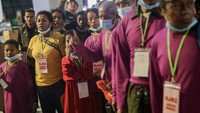 Mereka terdiri dari pria dan wanita dewasa serta anak-anak.