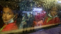 Sejumlah Warga Negara Indonesia (WNI) bersiap memasuki bus setibanya dari Malaysia di Terminal 3 Bandara Internasional Soekarno Hatta, Tangerang, Banten, Jumat (24/2/2023) dini hari.
