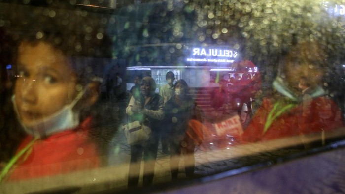 61 WNI Penghuni Kampung Ilegal di Malaysia Dipulangkan Sejumlah Warga Negara Indonesia (WNI) bersiap memasuki bus setibanya dari Malaysia di Terminal 3 Bandara Internasional Soekarno Hatta, Tangerang, Banten, Jumat (24/2/2023) dini hari. Kedutaan Besar Republik Indonesia (KBRI) Kuala Lumpur bekerja sama dengan Konsulat Jenderal Republik Indonesia (KJRI) Johor Baru memulangkan 61 WNI yang ditangkap akibat tinggal secara ilegal di pemukiman dalam sebuah perkebunan di wilayah Nilai Springs, Negeri Sembilan, Malaysia. ANTARA FOTO/Fauzan/foc.