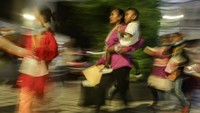 Sejumlah Warga Negara Indonesia (WNI) berjalan menuju bus setibanya dari Malaysia di Terminal 3 Bandara Internasional Soekarno Hatta, Tangerang, Banten, Jumat (24/2/2023) dini hari.