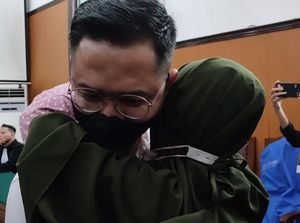 Usai Divonis 10 Bulan Penjara, Peraih Adhi Makayasa Bersimpuh di Kaki Ibunda