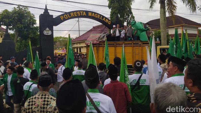 Aksi demo massa NU Srumbung di Mapolresta Magelang, Jumat (24/2/2023).