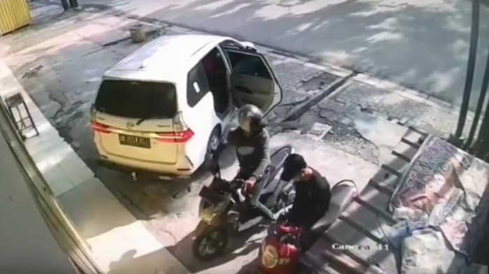 Aksi pencurian sepeda motor di Medan. (Foto: Istimewa)