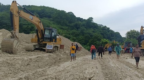 Alat berat dikerahkan untuk membersihkan material longsor Takari, Kabupaten Kupang, NTT, Kamis (23/2/2023). (Yufen Ernesto/detikBali)