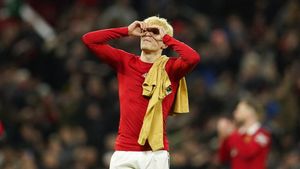 Saat Teropong Garnacho Senggol Pedri, Usik Fans dan Media Spanyol