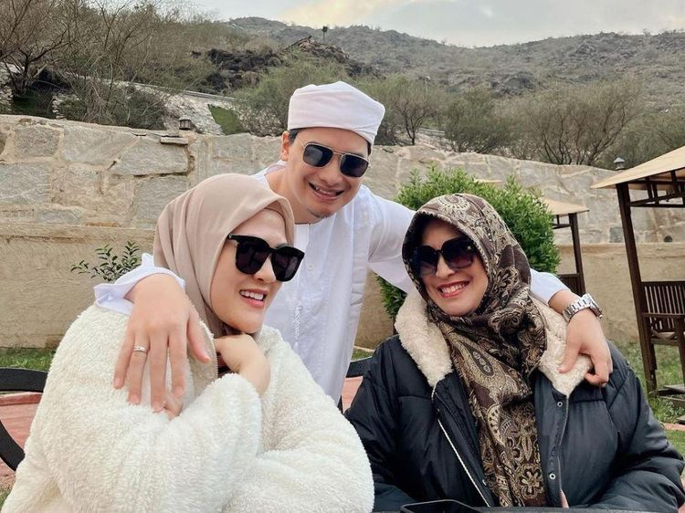 7 Momen Kebersamaan Putra Arifin Ilham dan Ibunya yang Nikah Lagi