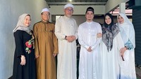 Banyak momen dihabiskan Alvin Faiz dan Henny Rahman bersama Umi Yuni. Foto: Instagram