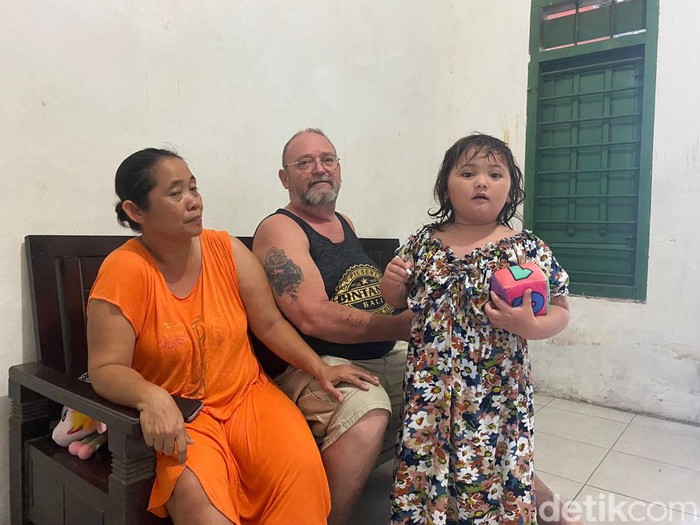 Angel bocah blasteran AS-Jember yang viral bicara 4 bahasa saat bersama keluarganya.