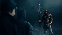 Aksinya bersama Batman dan Wonder Woman hingga Superman pun membuat publik tak sabar menantikan film solonya. Dok. Warner Bros