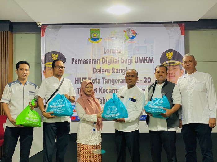 Sebanyak 4.965 paket sembako yang dikumpulkan oleh seluruh Aparatur Negeri Sipil (ASN) Kota Tangerang. Kegiatan Tangerang Bersedekah dilakukan serentak di 104 Kelurahan dan 13 Kecamatan oleh ASN Kota Tangerang.