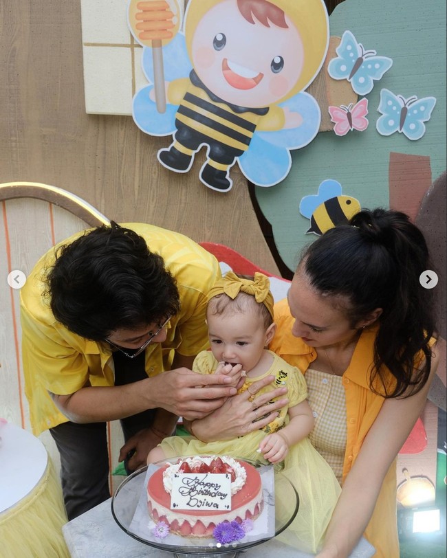 Nadine bersama Dimas Anggara dan baby Djiwa tampil kompak mengenakan busana serba kuning. Hal itu sesuai dengan tema ulang tahun sang anak yang mengusung konsep kuning lebah. Foto: Instagram/@nadinelist