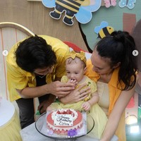 Nadine bersama Dimas Anggara dan baby Djiwa tampil kompak mengenakan busana serba kuning. Hal itu sesuai dengan tema ulang tahun sang anak yang mengusung konsep kuning lebah. Foto: Instagram/@nadinelist