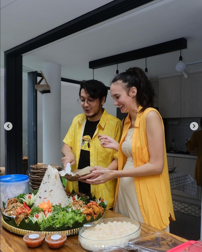Dirayakan secara sederhana, terlihat Nadine dan Dimas Anggara yang tengah bersama-sama memotong tumpeng ulang tahun baby Djiwa. Keduanya tampak bahagia karena sang anak kini sudah bertambah besar dan berusia 1 tahun. Foto: Instagram/@nadinelist