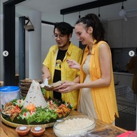 Dirayakan secara sederhana, terlihat Nadine dan Dimas Anggara yang tengah bersama-sama memotong tumpeng ulang tahun baby Djiwa. Keduanya tampak bahagia karena sang anak kini sudah bertambah besar dan berusia 1 tahun. Foto: Instagram/@nadinelist