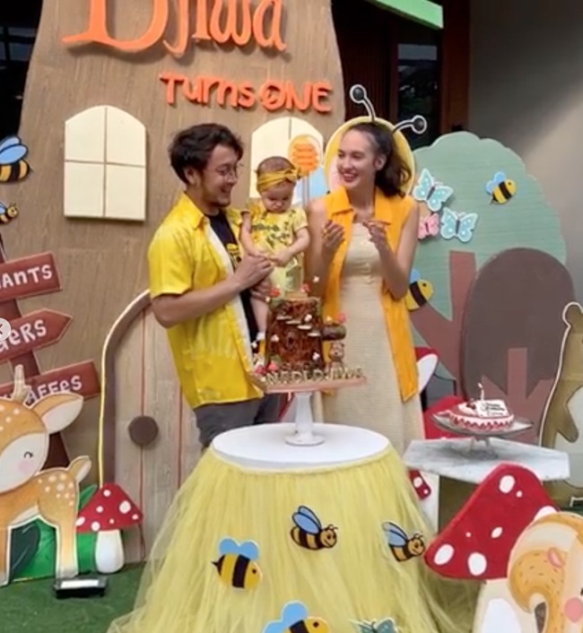 Meski dirayakan secara sederhana namun baby Djiwa, Nadine, dan Dimas Anggara tampak begitu bahagia. Ketiganya pun tak henti memamerkan senyum mereka. Foto: Instagram/@nadinelist