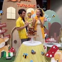 Meski dirayakan secara sederhana namun baby Djiwa, Nadine, dan Dimas Anggara tampak begitu bahagia. Ketiganya pun tak henti memamerkan senyum mereka. Foto: Instagram/@nadinelist