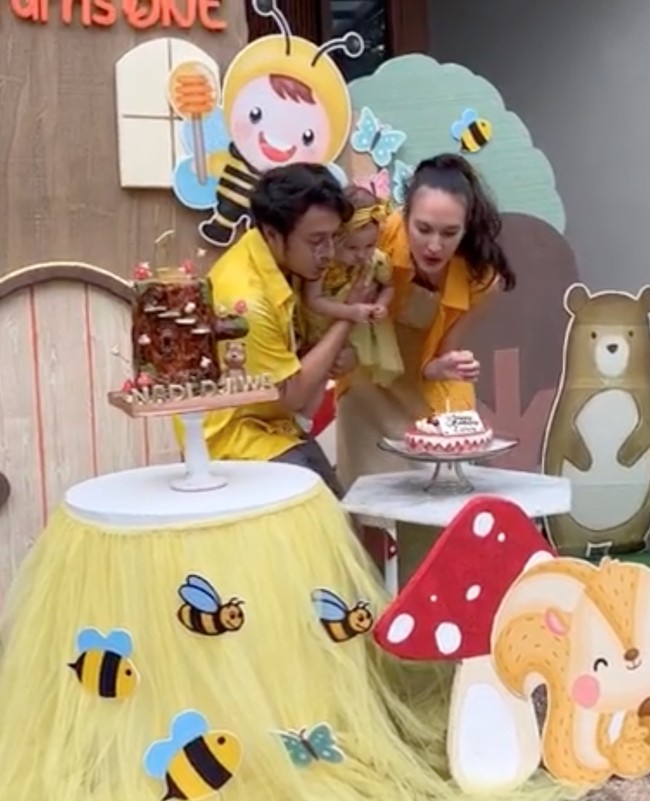 Melalui salah satu keterangan unggahan Nadine menjelaskan jika dirinya sengaja memilih tema kuning lebah karena saat ini hal tersebut tengah menjadi favorit baby Djiwa. Baju yang dikenakan baby Djiwa pun disebut Nadine sengaja dijahit khusus oleh ibu Nadine. Foto: Instagram/@nadinelist