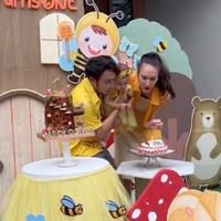 Melalui salah satu keterangan unggahan Nadine menjelaskan jika dirinya sengaja memilih tema kuning lebah karena saat ini hal tersebut tengah menjadi favorit baby Djiwa. Baju yang dikenakan baby Djiwa pun disebut Nadine sengaja dijahit khusus oleh ibu Nadine. Foto: Instagram/@nadinelist