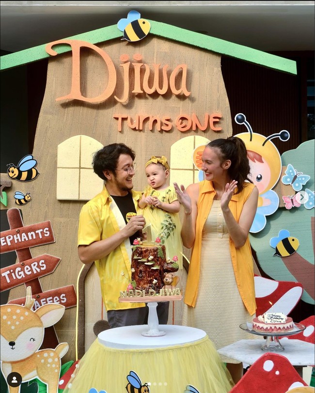 Tepat tanggal 22 Februari 2023, putri kecil Nadine Chandrawinata dan Dimas Anggara, baby Djiwa resmi berulang tahun yang pertama. Melalui akun Instagram pribadinya Nadine pun membagikan foto-foto momen ulang tahun baby Djiwa. Foto: Instagram/@nadinelist