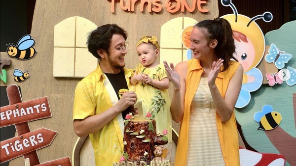 7 Foto Ultah Baby Djiwa Putri Bule Nadine Chandrawinata, Kompak Serba Kuning