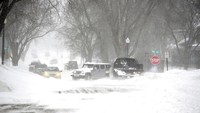 Bentangan Interstate 40 sepanjang lebih dari 200 mil (320 kilometer) dari Arizona tengah ke jalur New Mexico ditutup karena salju, hujan, dan hembusan angin hingga 80 mph (129 kph). Lebih dari 8.000 pelanggan tanpa listrik di Arizona. AP/Erin Woodiel  