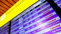 Lebih dari 1.000 penerbangan telah dibatalkan di seluruh AS karena dampak badai menyebar ke seluruh negeri.