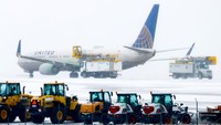 Sebuah pesawat terparkir selama badai di bandara internasional Denver.  