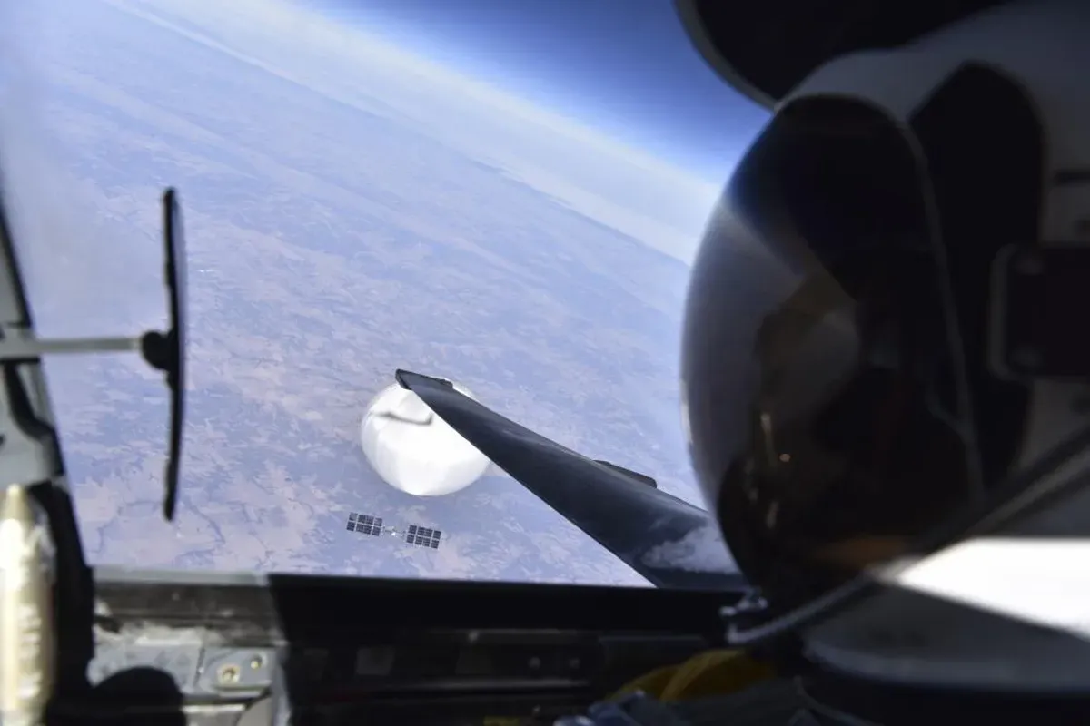 Selfie seorang pesawat jet tempur AS dengan balon mata-mata China.