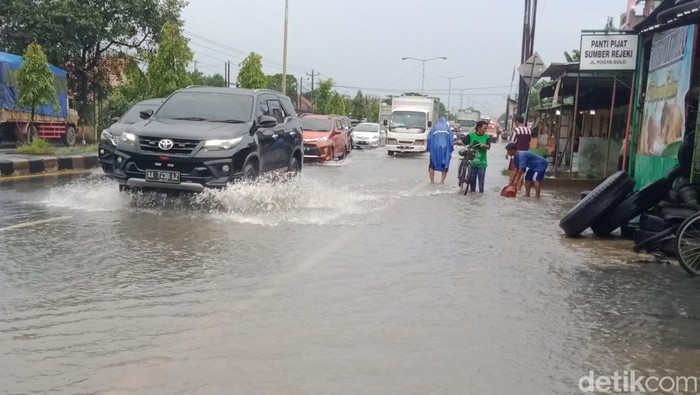 Banjir di jalan Jogja-Solo dan permukiman di Desa Klepu, Kecamatan Ceper, Klaten, Jumat (24/2/2023).