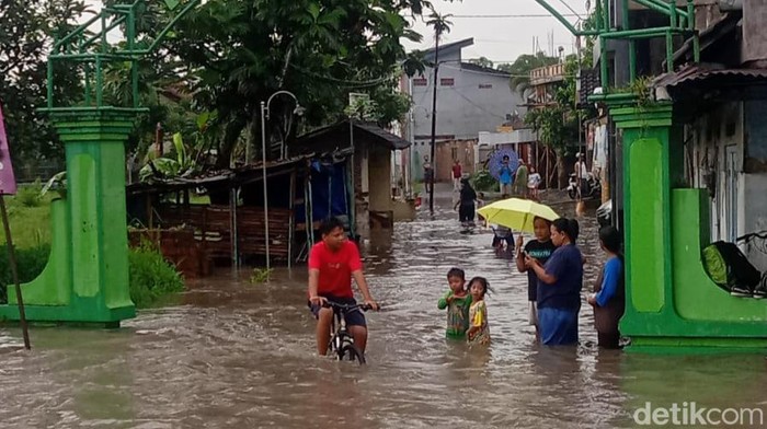 Banjir di jalan Jogja-Solo dan permukiman di Desa Klepu, Kecamatan Ceper, Klaten, Jumat (24/2/2023).