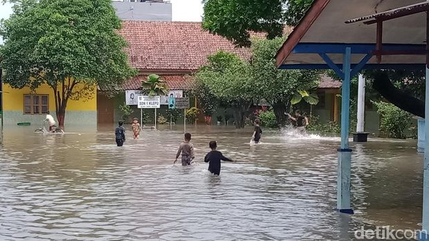 Banjir di jalan Jogja-Solo dan permukiman di Desa Klepu, Kecamatan Ceper, Klaten, Jumat (24/2/2023).