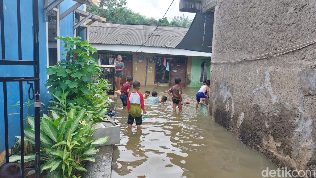 Banjir di sebagian wilayah RT 7/RW 1, Kembangan Utara, Jakarta Barat, 24 Februari 2023. (Rumondang Naibaho/detikcom)