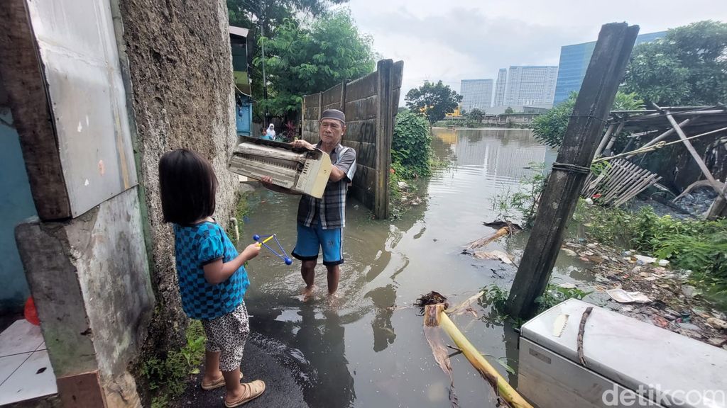 Banjir di sebagian wilayah RT 7/RW 1, Kembangan Utara, Jakarta Barat, 24 Februari 2023. (Rumondang Naibaho/detikcom)