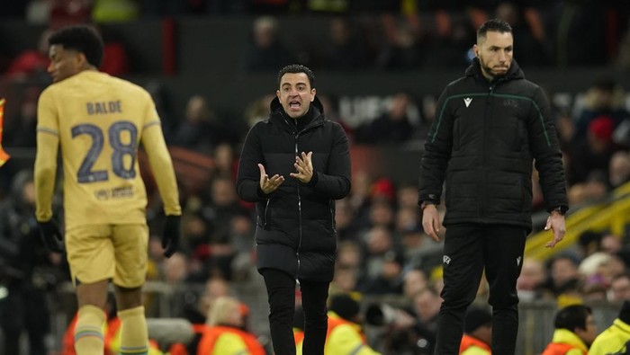 Barcelonas head coach Xavi Hernandez shouts out as gives instructions from the side line during the Europa League playoff second leg soccer match between Manchester United and Barcelona at Old Trafford stadium in Manchester, England, Thursday, Feb. 23, 2023. (AP Photo/Dave Thompson)