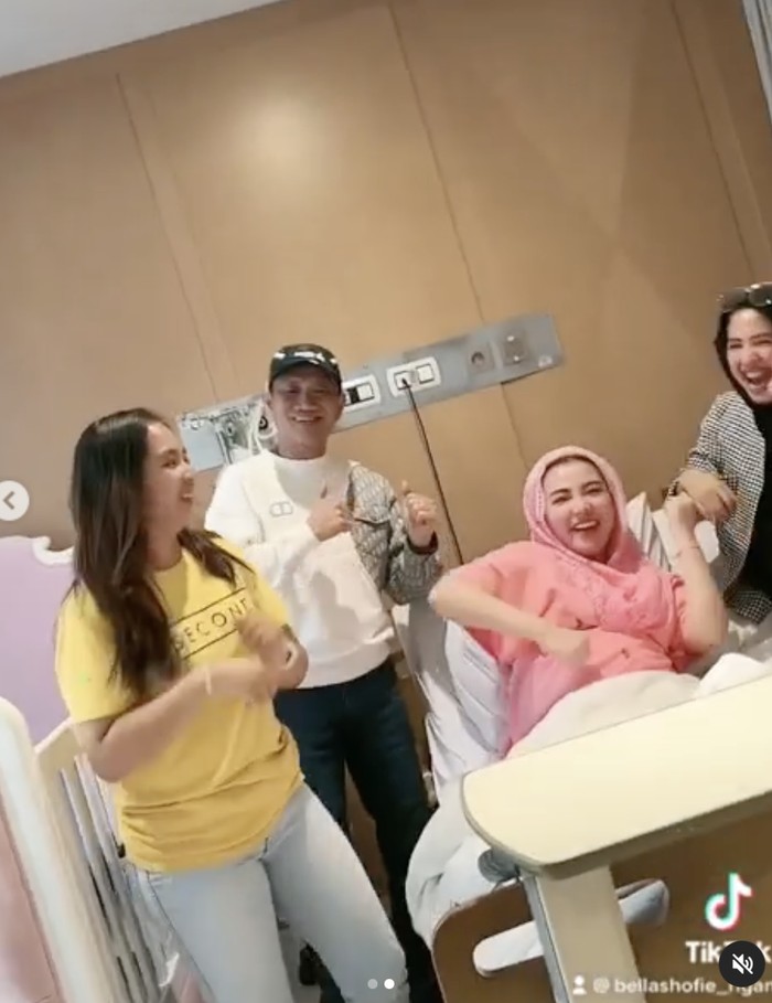Bella Shofie Kompak Kulineran Bareng Keluarga, Ini Potret Manisnya