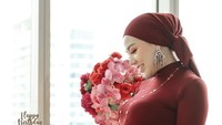 Saat hamil, pemain film horor ini tergolong aktif berkegiatan. Salah satunya merayakan ulang tahun dengan kue cantik berwarna merah.