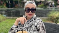 Usia kehamilannya menginjak 35 minggu, ia masih semangat kulineran. Momennya semakin lengkap dengan adanya minuman kelapa.