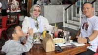Begini potret Bella Shofie, suami, dan anak pertama mereka yang bernama Danillo saat kulineran. Kompak ya!