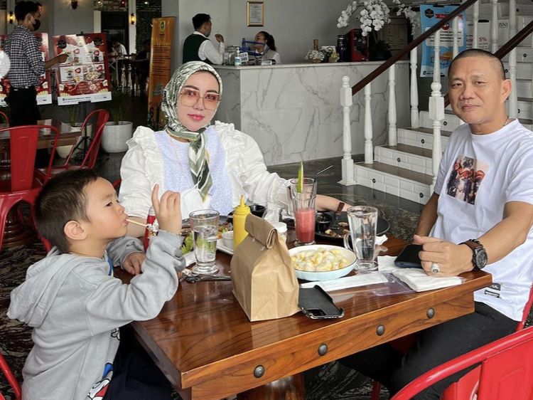 Bella Shofie Kompak Kulineran Bareng Keluarga, Ini Potret Manisnya