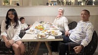 Malam tahun baru kemarin, Bella Shofie pilih habiskan waktu dengan kulineran bareng keluarga intinya. Ada berbagai sajian enak di meja tuh!