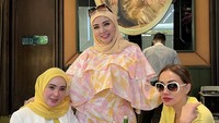 Kalau ini potret Bella Shofie saat hangout bareng sahabat-sahabatnya. Mereka kompak makan di sebuah restoran mewah.