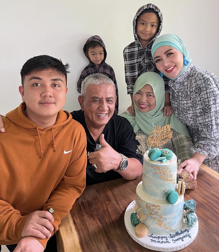 Bella Shofie Kompak Kulineran Bareng Keluarga, Ini Potret Manisnya