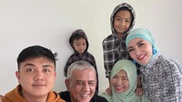 Begini potret kompak keluarga Bella Shofie saat merayakan ulang tahun sang ibu. Happy birthday Meme sayanggg, tulis wanita kelahiran 1992 itu di keterangan foto.