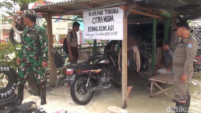 Bengkel gratis bagi motor yang mogok saat menerjang banjir di Lamongan