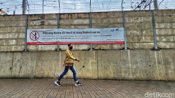 Berani Kencing di Sini, Siap-siap Didenda Rp 20 Juta! Jalur pedestrian kawasan Stasiun MRT Lebak Bulus Jaksel, jadi langganan tempat orang kencing sembarangan. Berani kencing lagi, kini denda Rp 20 juta menanti.