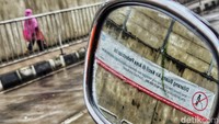 Manajemen MRT Jakarta menempelkan spanduk larangan kencing sembarangan dan peringatan alat pantau CCTV. Setiap hari bahkan petugas kebersihan MRT menyemprotkan cairan karbol untuk menghilangkan bau pesing yang sering tercium bagi warga yang melintas di kawasan pedesterian MRT Lebak Bulus.