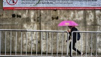 Padahal Peraturan Daerah DKI Jakarta Nomor 8 Tahun 2007 tentang Ketertiban Umum sudah mengatur jelas lengkap dengan sanksinya. Pasal 21 Perda DKI Jakarta 8/2007 “Setiap orang atau badan dilarang mencoret-coret, menulis, melukis, menempel iklan di dinding atau di tembok, jembatan lintas, jembatan penyeberangan orang, halte, tiang listrik, pohon, kendaraan umum dan sarana umum lainnya; membuang dan menumpuk sampah di jalan, jalur hijau, taman, sungai dan tempat-tempat lain yang dapat merusak keindahan dan kebersihan lingkungan; membuang air besar dan kecil di jalan, jalur hijau, taman, sungai dan saluran air”.