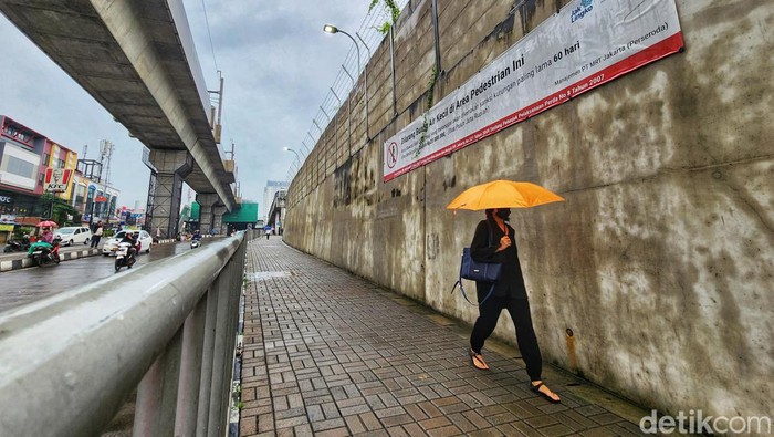 Berani Kencing di Sini, Siap-siap Didenda Rp 20 Juta! Jalur pedestrian kawasan Stasiun MRT Lebak Bulus Jaksel, jadi langganan tempat orang kencing sembarangan. Berani kencing lagi, kini denda Rp 20 juta menanti.